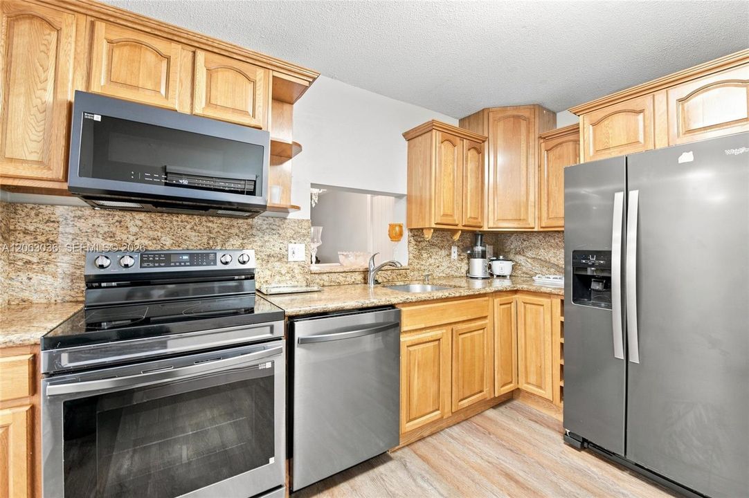 For Sale: $150,000 (2 beds, 2 baths, 1088 Square Feet)