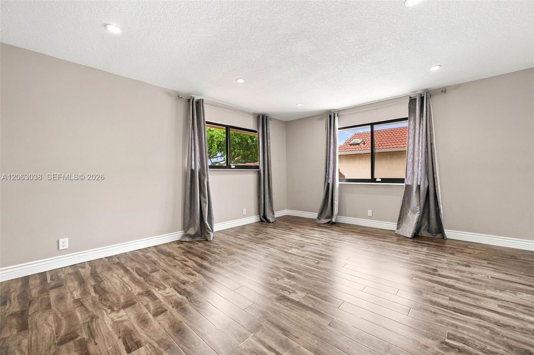 En Venta: $655,000 (3 camas, 2 baños, 1912 Pies cuadrados)