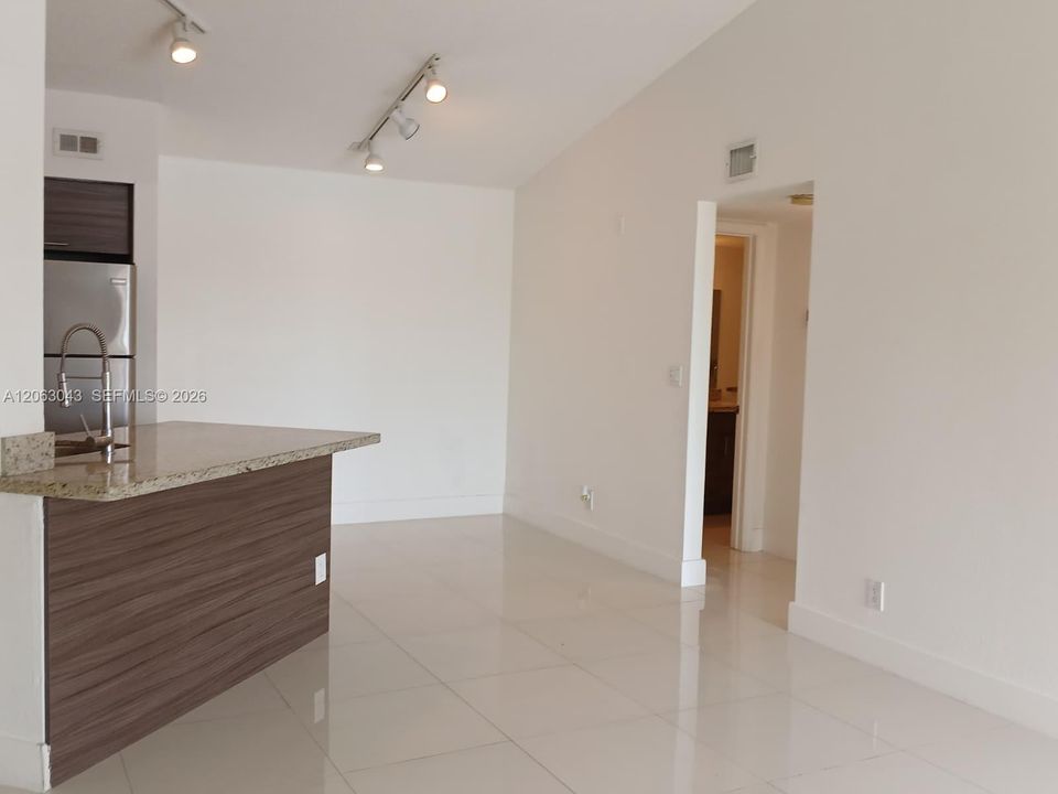 Activo con contrato: $1,980 (1 camas, 1 baños, 743 Pies cuadrados)