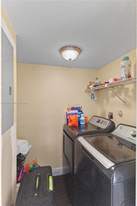 En Venta: $289,000 (3 camas, 2 baños, 1581 Pies cuadrados)