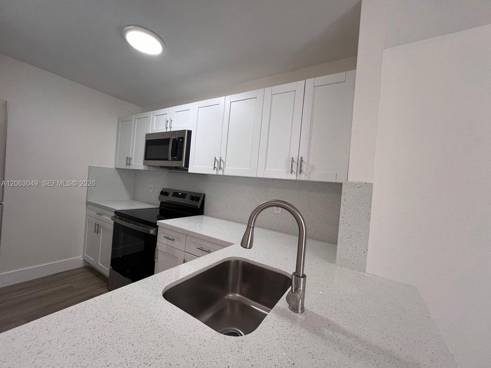 For Rent: $2,450 (2 beds, 2 baths, 750 Square Feet)