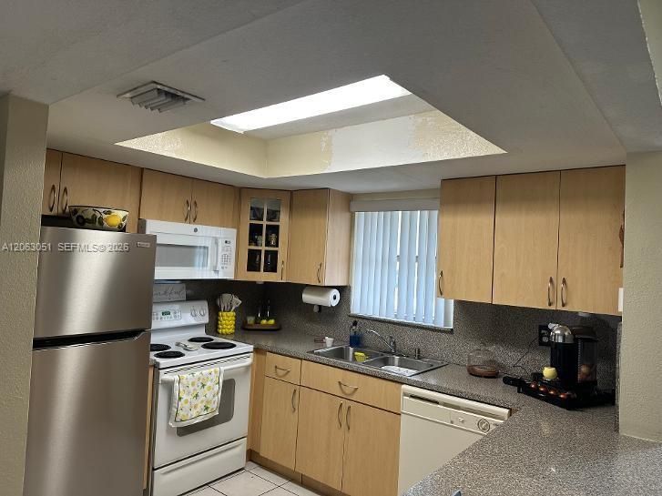 For Sale: $292,900 (2 beds, 2 baths, 1206 Square Feet)