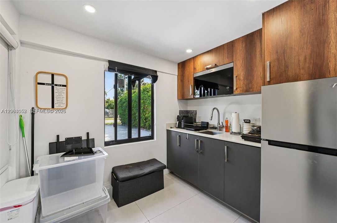 For Rent: $1,750 (1 beds, 1 baths, 1765 Square Feet)