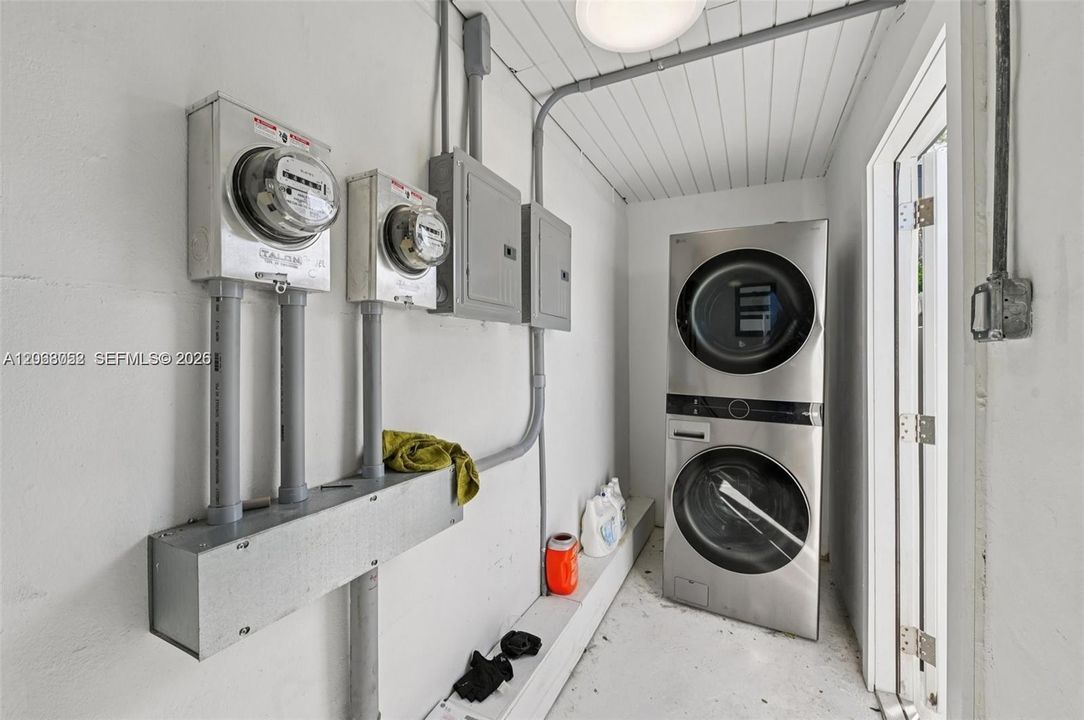 For Rent: $1,750 (1 beds, 1 baths, 1765 Square Feet)