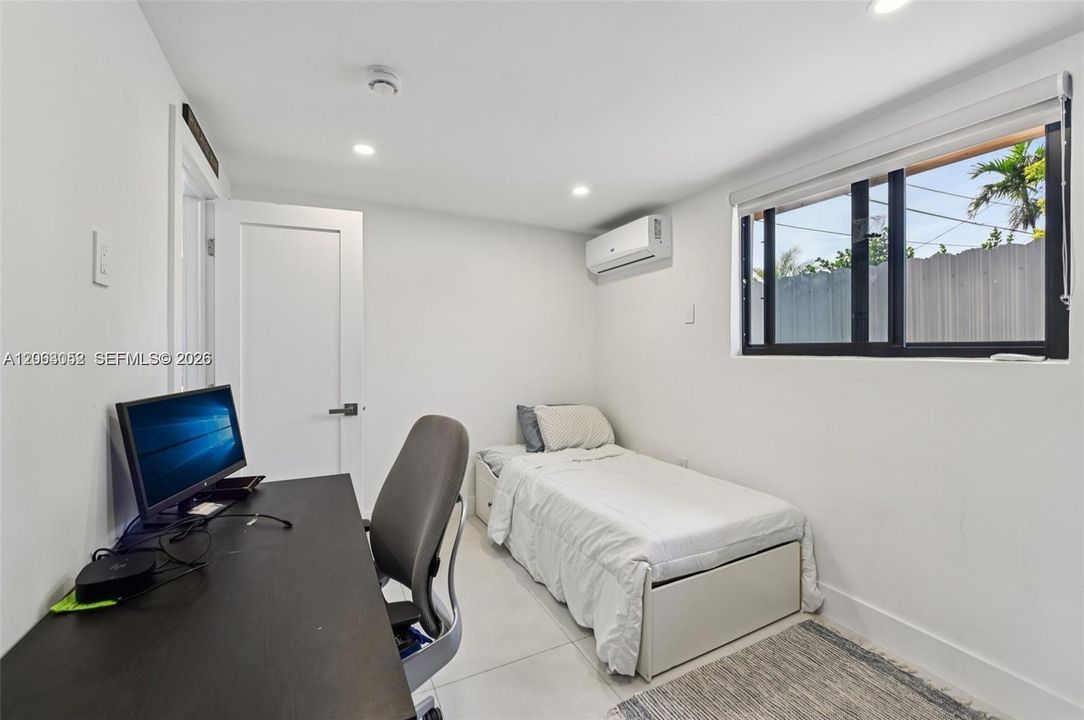 For Rent: $1,750 (1 beds, 1 baths, 1765 Square Feet)