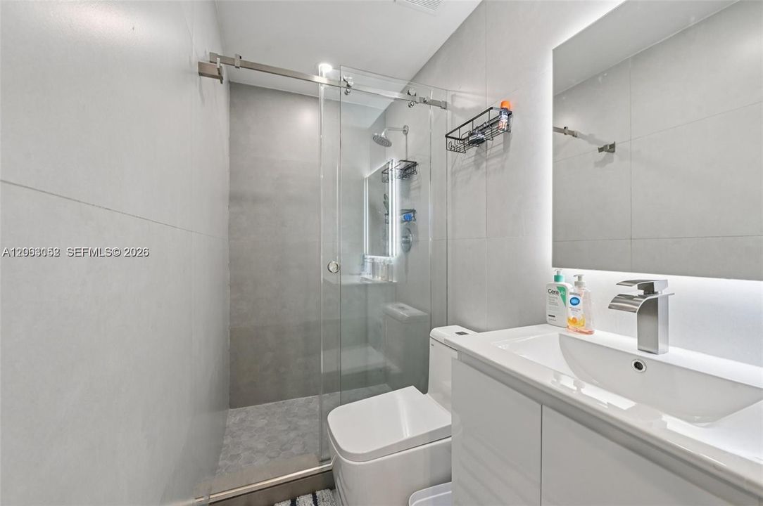 For Rent: $1,750 (1 beds, 1 baths, 1765 Square Feet)