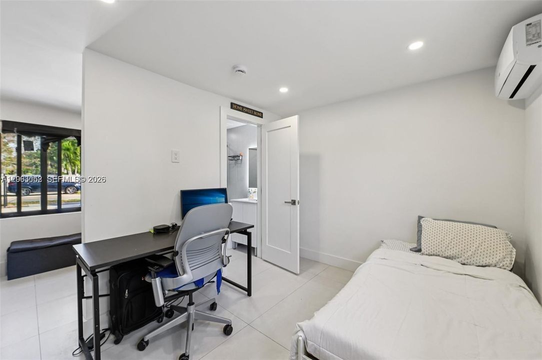 For Rent: $1,750 (1 beds, 1 baths, 1765 Square Feet)