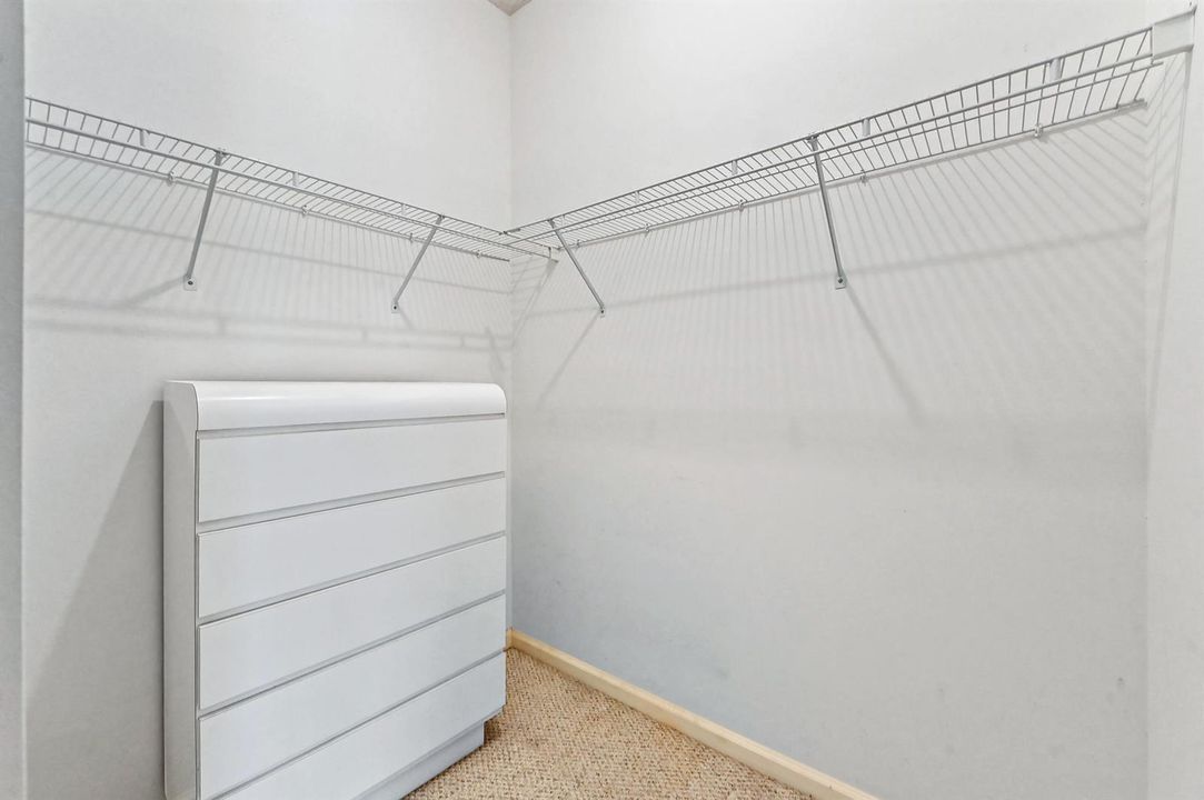21 closet 01