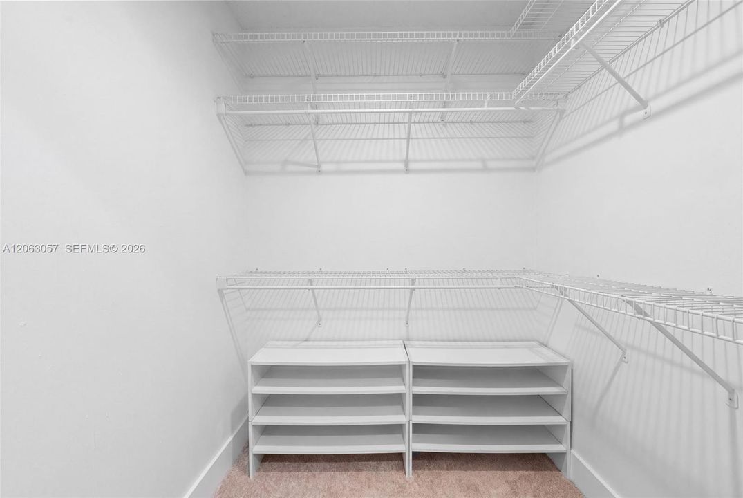 En Venta: $749,500 (4 camas, 2 baños, 2351 Pies cuadrados)