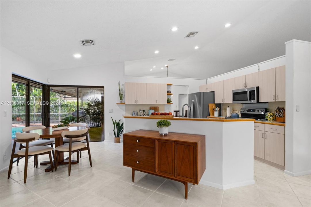 En Venta: $749,500 (4 camas, 2 baños, 2351 Pies cuadrados)