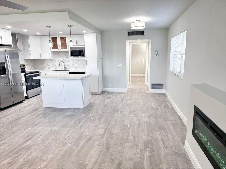 For Rent: $1,795 (1 beds, 1 baths, 720 Square Feet)