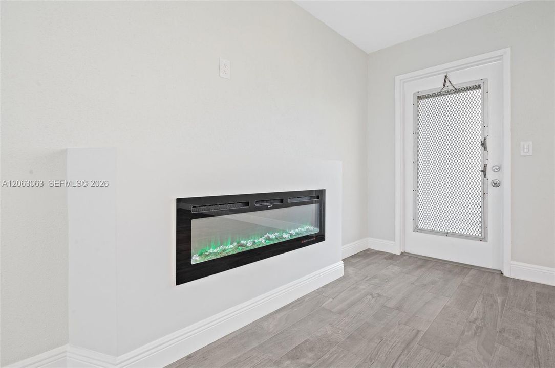 For Rent: $1,795 (1 beds, 1 baths, 720 Square Feet)