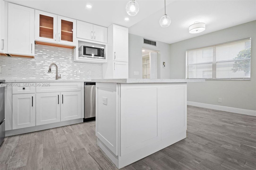 For Rent: $1,795 (1 beds, 1 baths, 720 Square Feet)