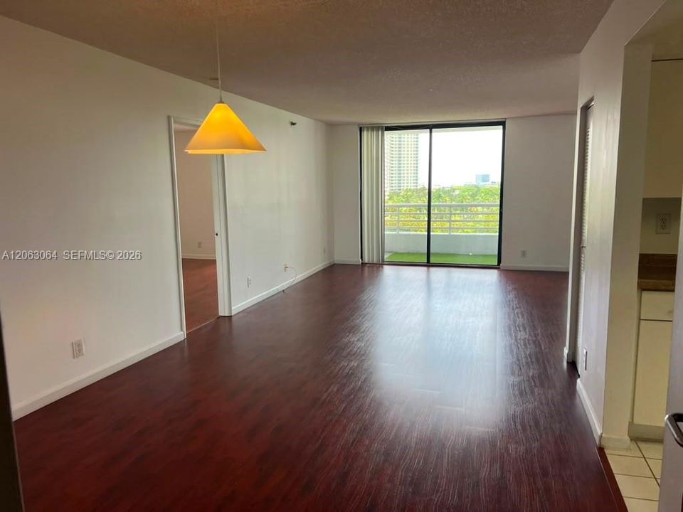 En Venta: $317,000 (1 camas, 2 baños, 990 Pies cuadrados)