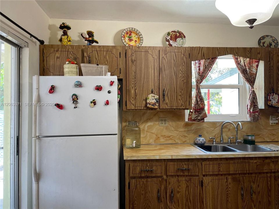 For Sale: $550,000 (3 beds, 2 baths, 1190 Square Feet)