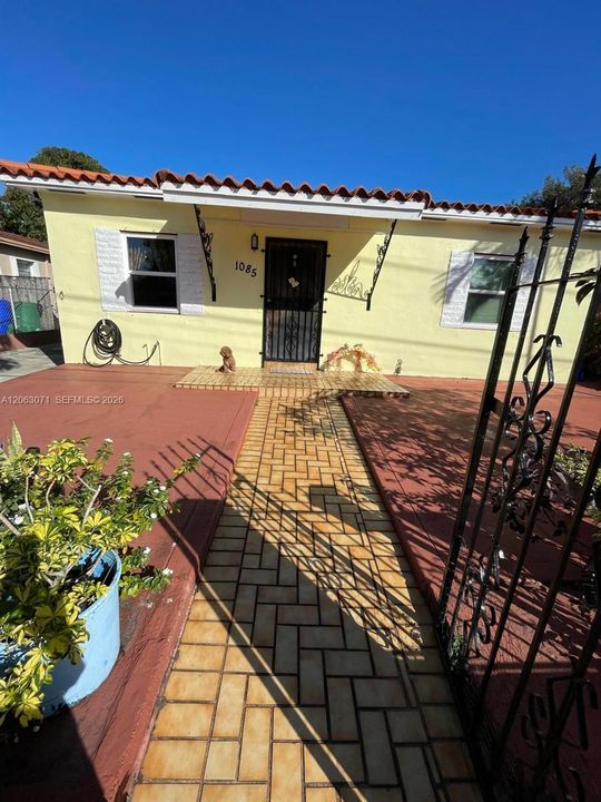 For Sale: $550,000 (3 beds, 2 baths, 1190 Square Feet)