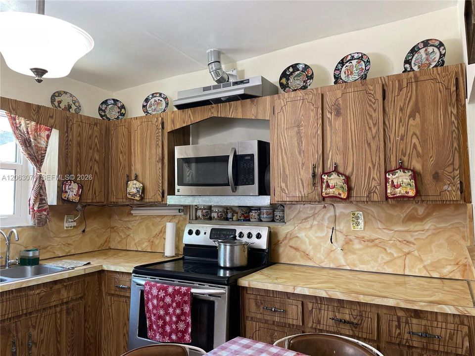 For Sale: $550,000 (3 beds, 2 baths, 1190 Square Feet)