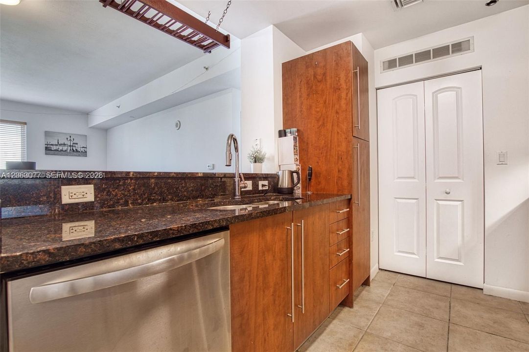 В аренду: $3,200 (2 спален, 2 ванн, 1183 Квадратных фут)