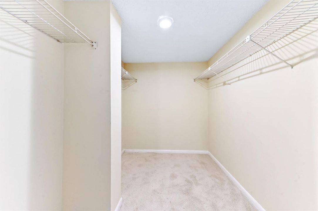 24 closet 01