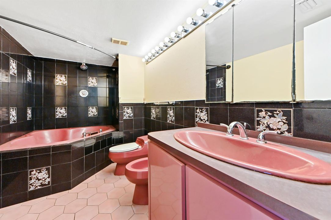 25 bathroom 01
