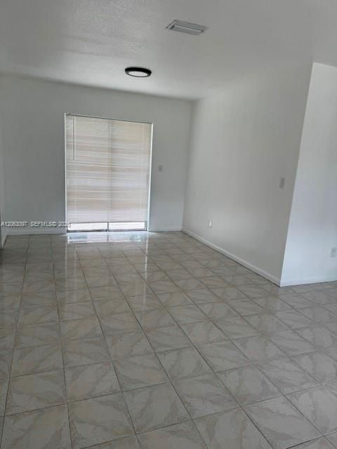 В аренду: $2,300 (3 спален, 1 ванн, 1012 Квадратных фут)