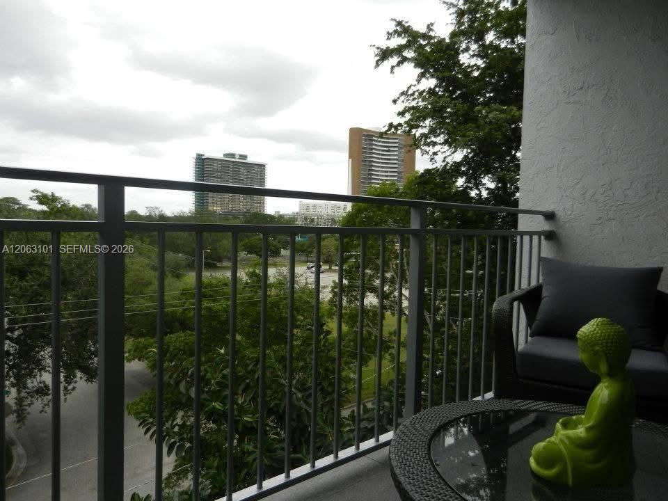 For Rent: $2,500 (1 beds, 1 baths, 723 Square Feet)