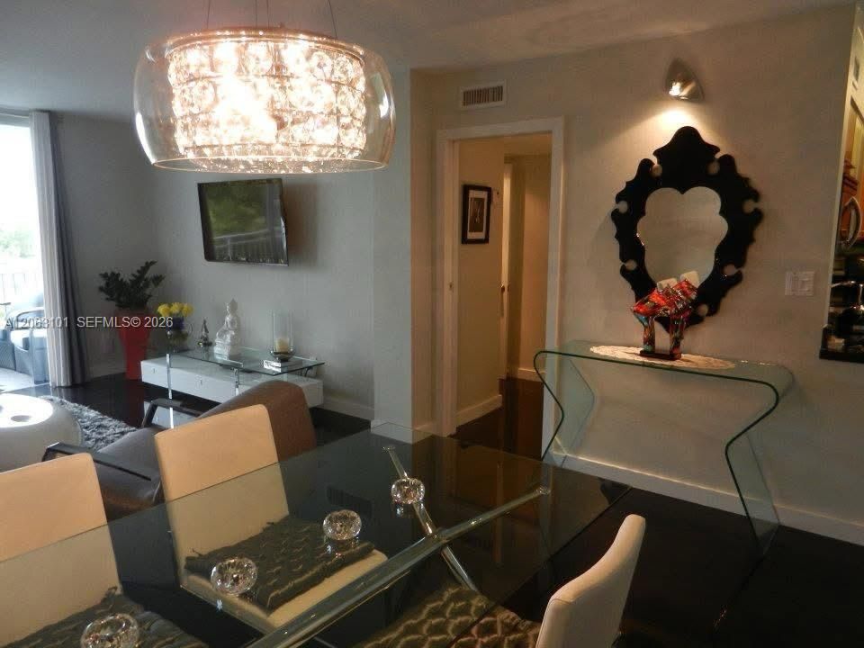 For Rent: $2,500 (1 beds, 1 baths, 723 Square Feet)