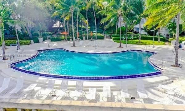 For Rent: $2,500 (1 beds, 1 baths, 723 Square Feet)