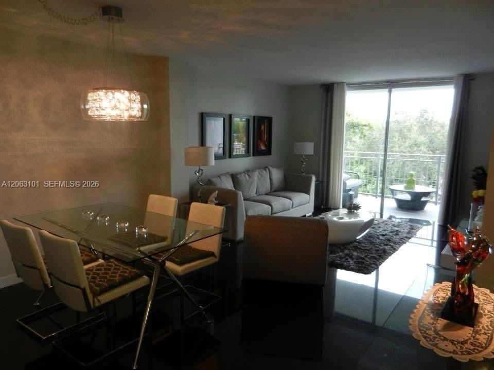 For Rent: $2,500 (1 beds, 1 baths, 723 Square Feet)