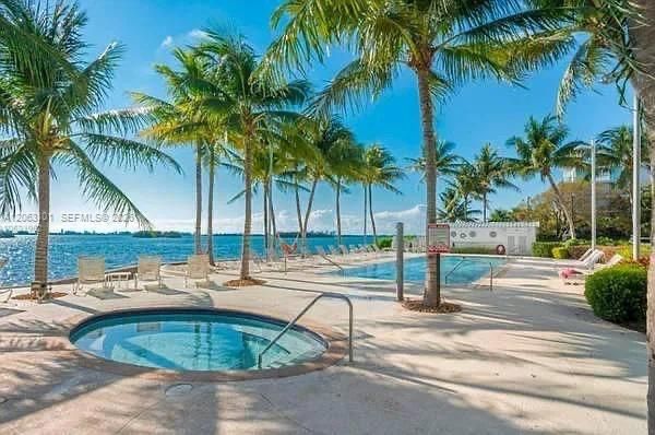 For Rent: $2,500 (1 beds, 1 baths, 723 Square Feet)