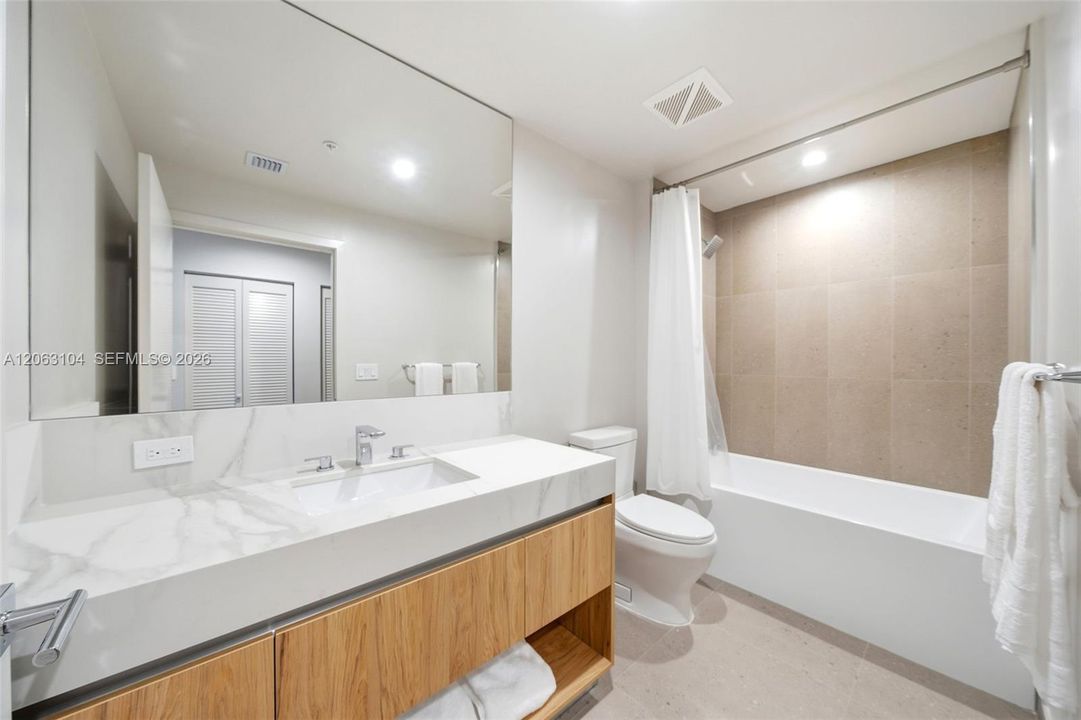 На продажу: $629,000 (2 спален, 2 ванн, 825 Квадратных фут)