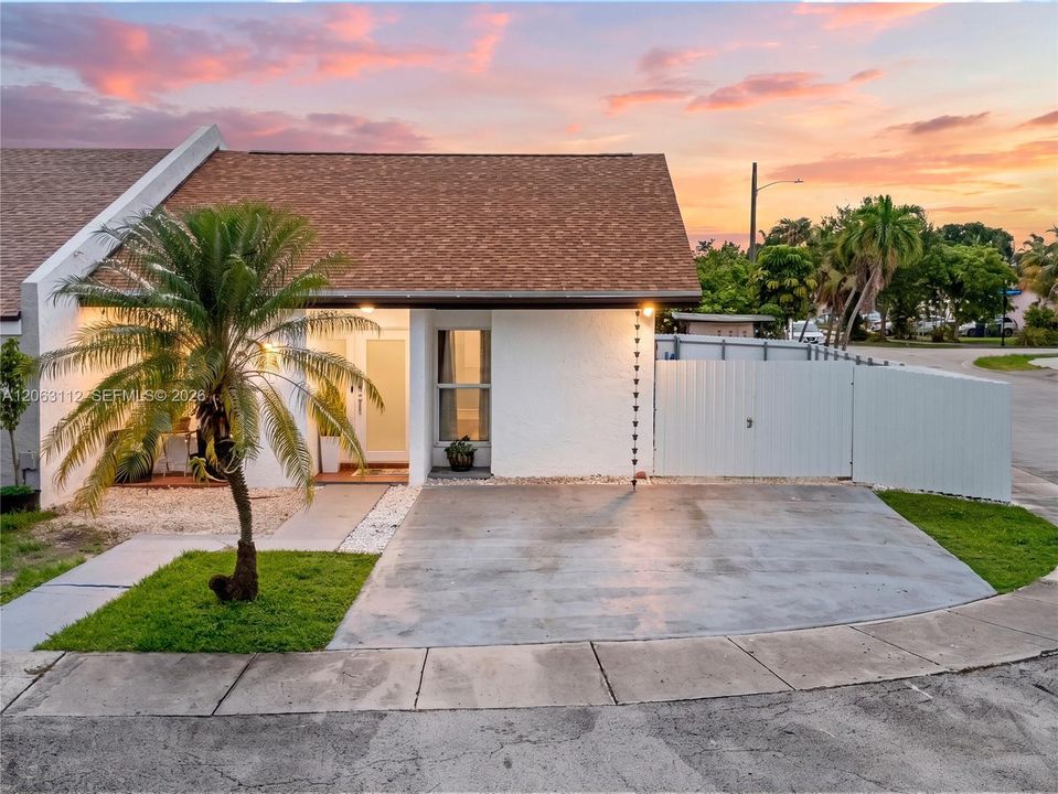 Active With Contract: $519,900 (2 beds, 2 baths, 1062 Square Feet)