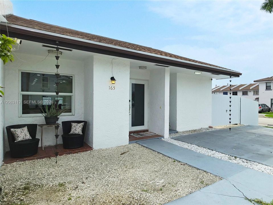Active With Contract: $519,900 (2 beds, 2 baths, 1062 Square Feet)
