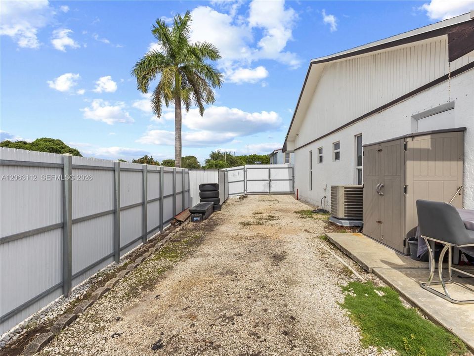 Active With Contract: $519,900 (2 beds, 2 baths, 1062 Square Feet)