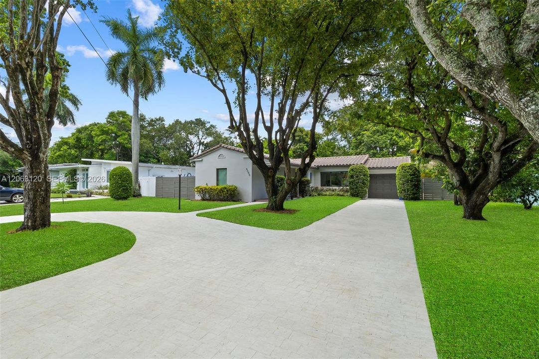 For Sale: $1,395,000 (3 beds, 2 baths, 1437 Square Feet)