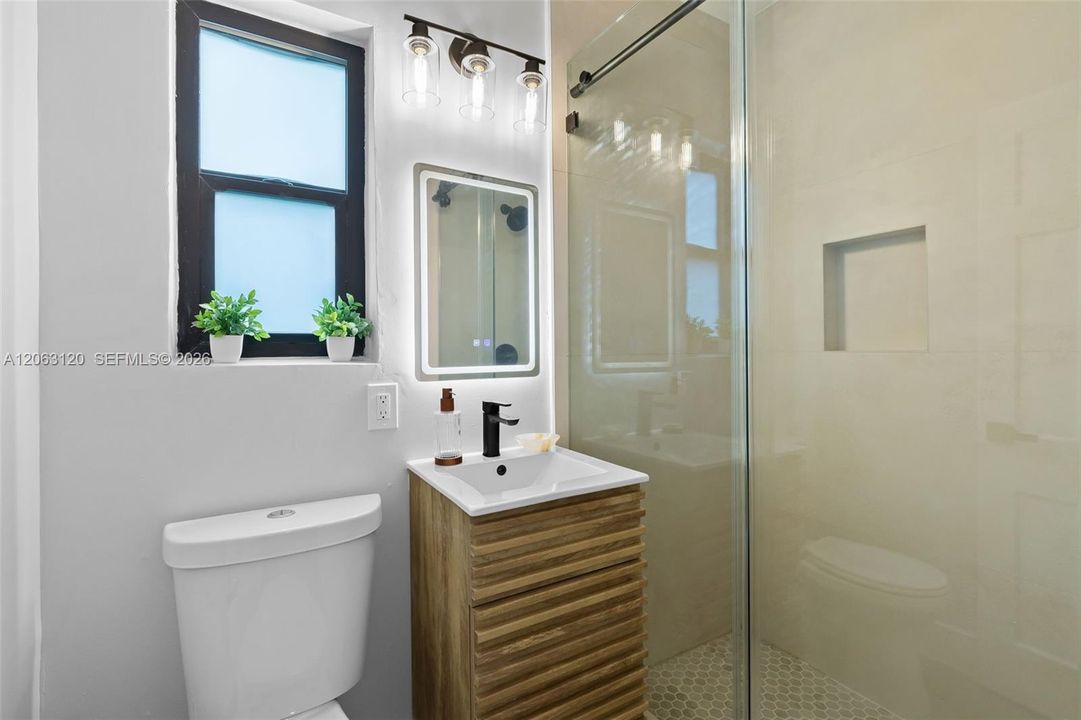 For Sale: $1,395,000 (3 beds, 2 baths, 1437 Square Feet)