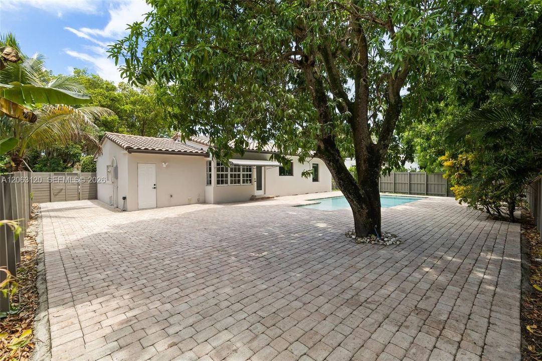For Sale: $1,395,000 (3 beds, 2 baths, 1437 Square Feet)