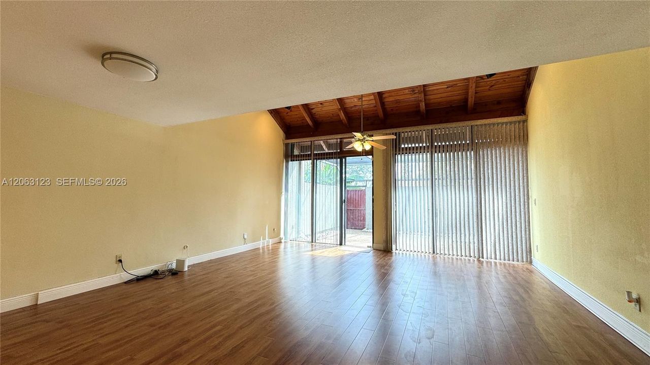 В аренду: $2,500 (2 спален, 2 ванн, 1318 Квадратных фут)