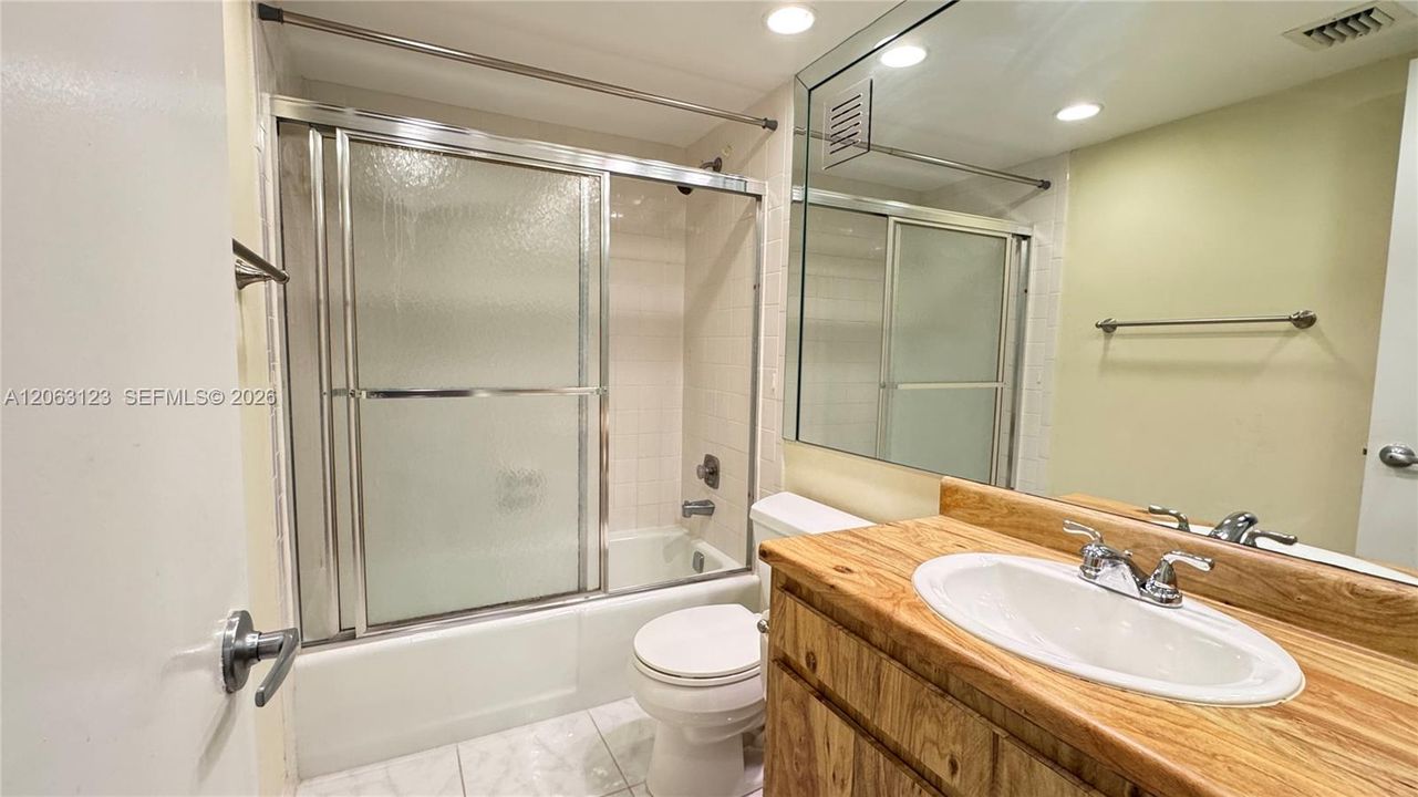 В аренду: $2,500 (2 спален, 2 ванн, 1318 Квадратных фут)
