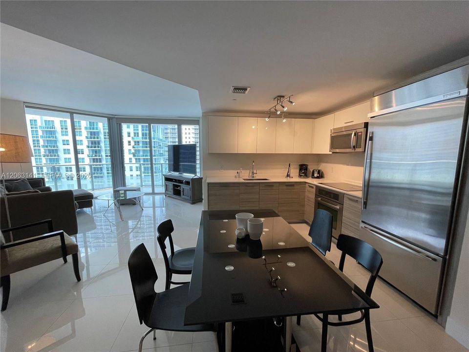 For Rent: $5,500 (2 beds, 2 baths, 1012 Square Feet)