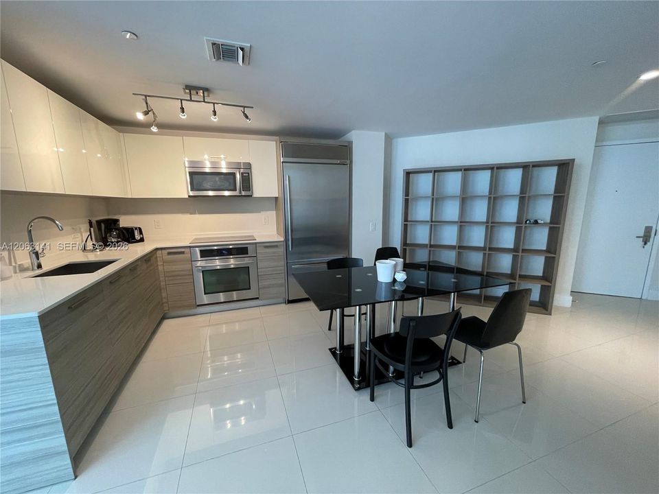For Rent: $5,500 (2 beds, 2 baths, 1012 Square Feet)