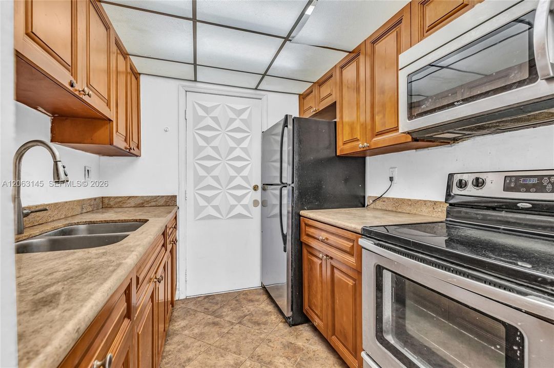 На продажу: $369,900 (2 спален, 1 ванн, 756 Квадратных фут)
