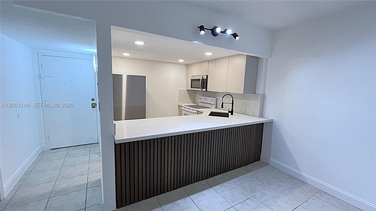 For Rent: $2,100 (2 beds, 1 baths, 774 Square Feet)