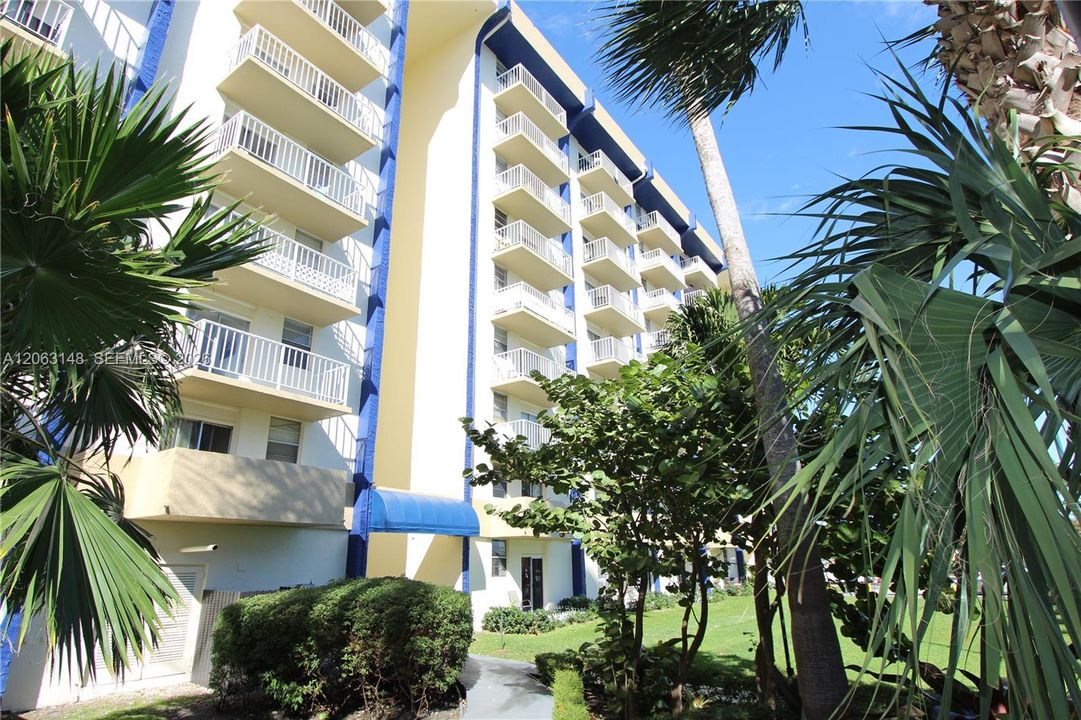 For Rent: $2,100 (2 beds, 1 baths, 774 Square Feet)