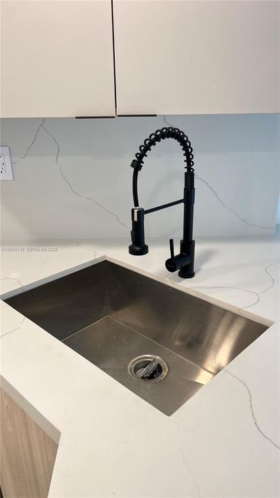 For Rent: $2,100 (2 beds, 1 baths, 774 Square Feet)