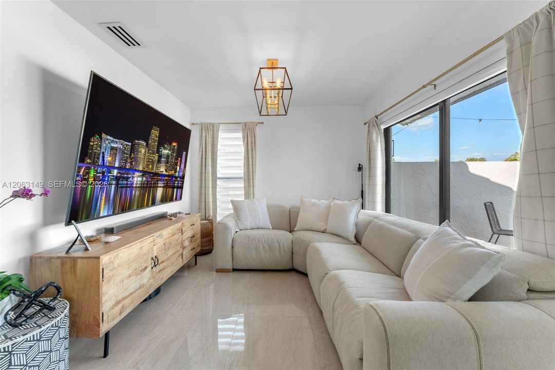 На продажу: $509,999 (2 спален, 2 ванн, 1117 Квадратных фут)