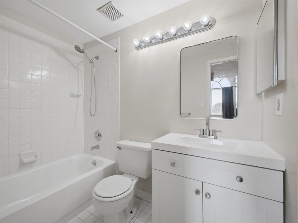 13215 Glenmoor Dr - Primary Bathroom