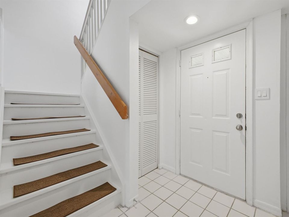 13215 Glenmoor Dr - Foyer