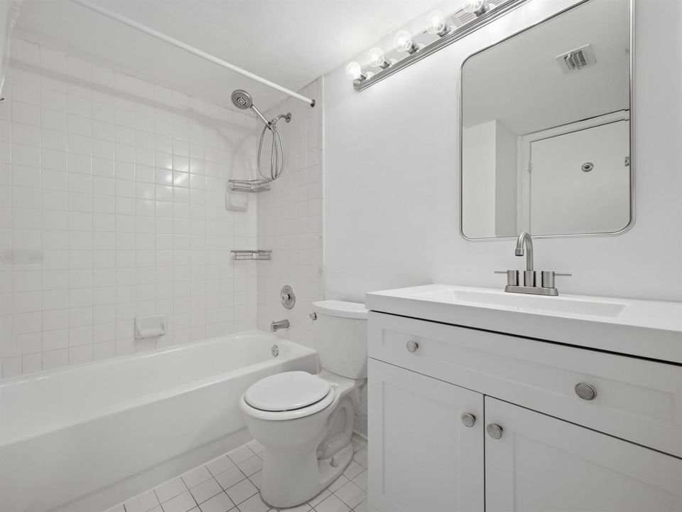 13215 Glenmoor Dr - Bathroom 2