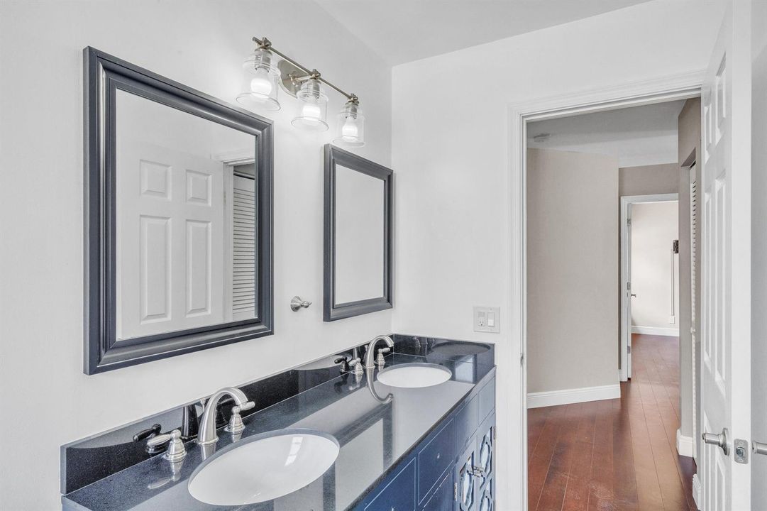 35 Guest Bathroom (4)